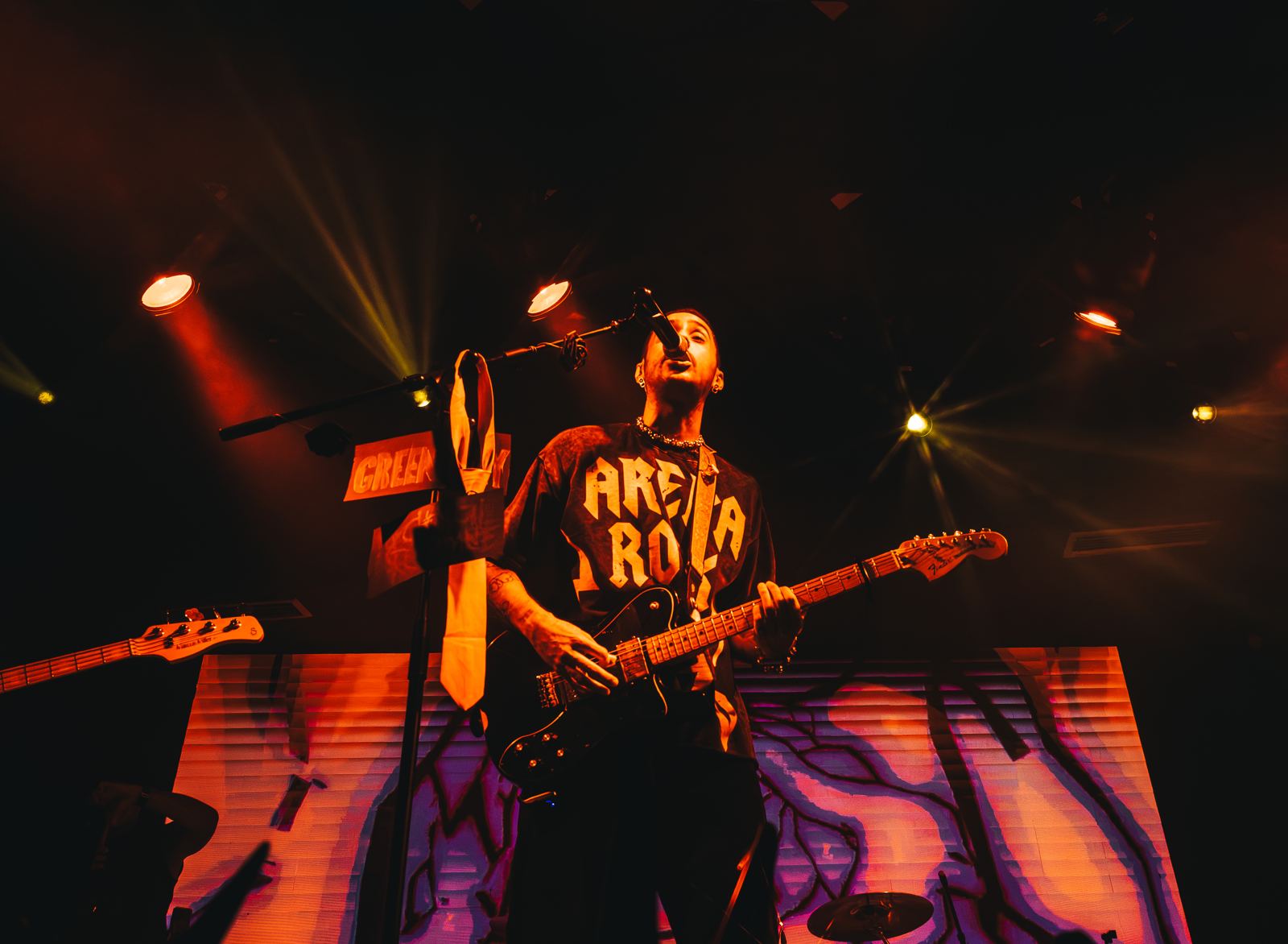 isra con camiseta Arena Rock y Fender