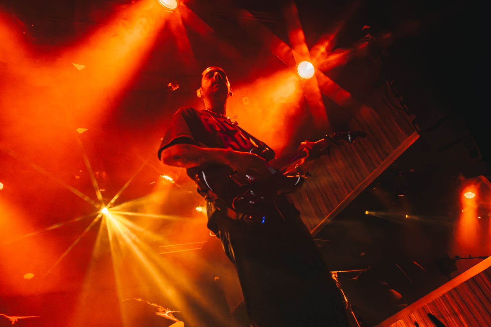 isra tocando bajo luces naranjas