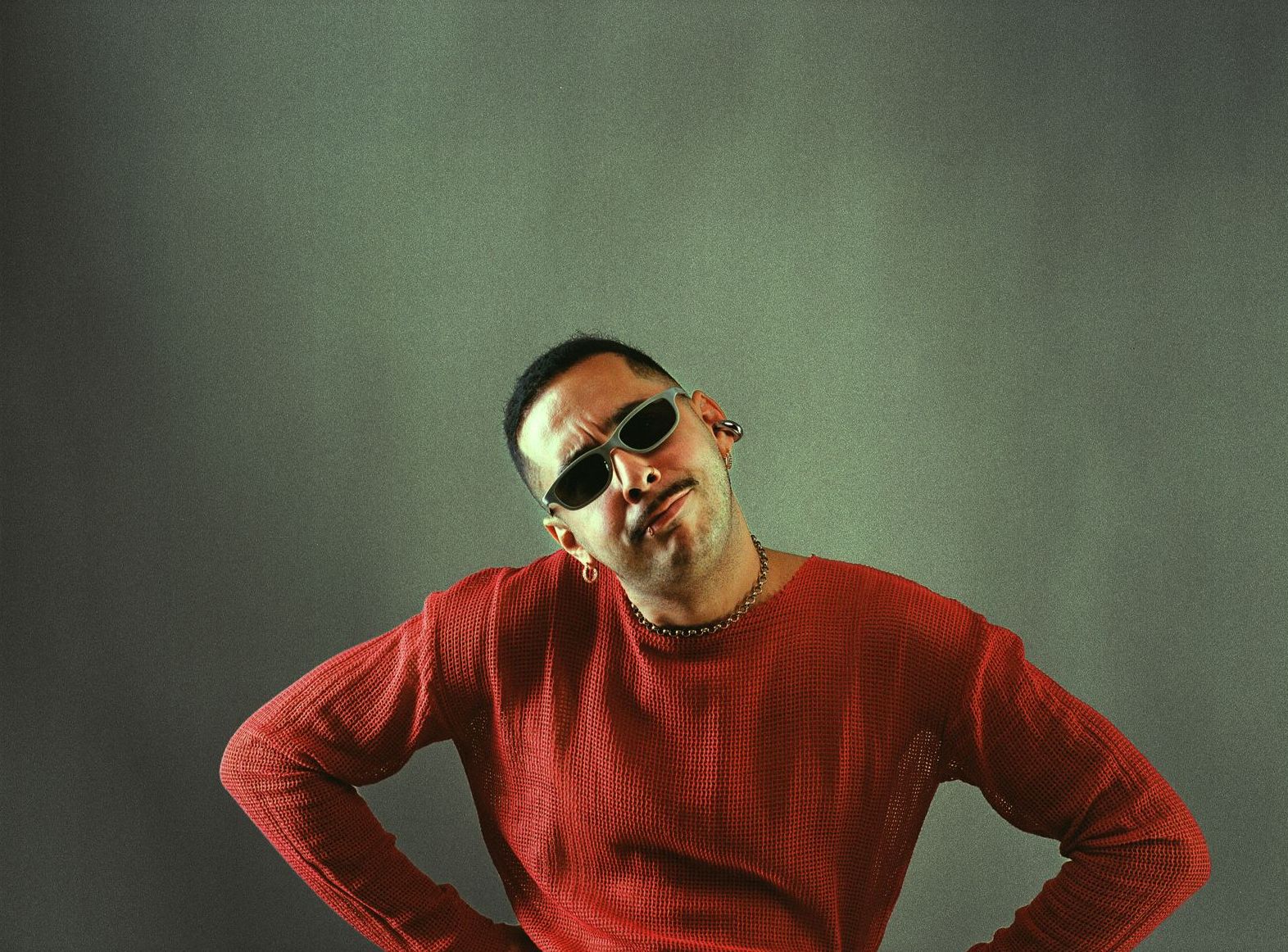 Retrato de isra con suéter rojo